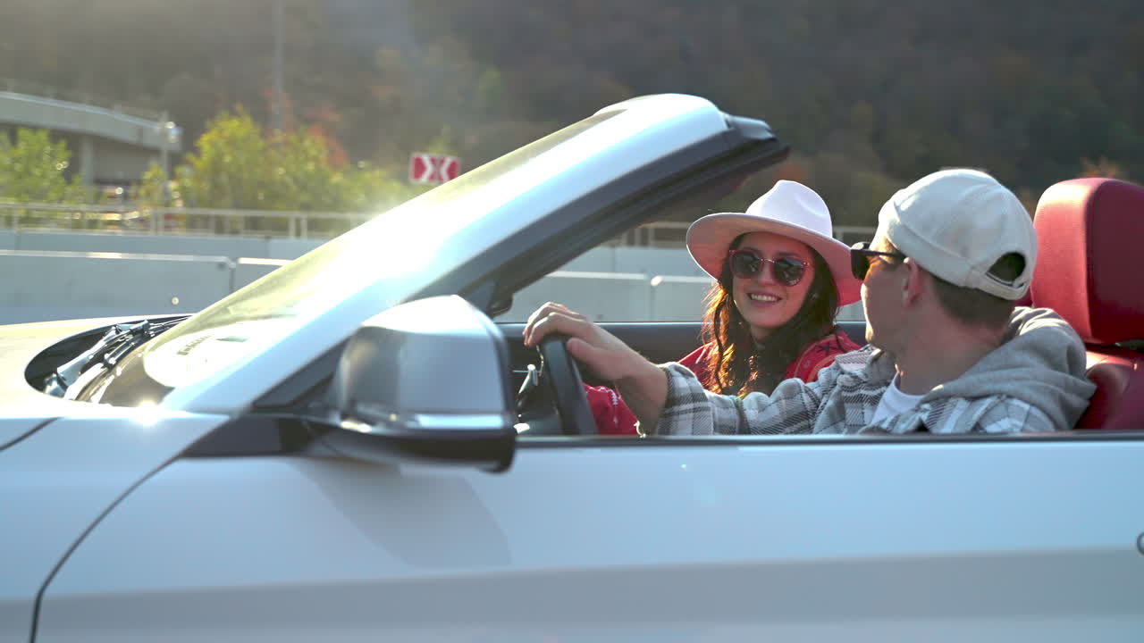 una pareja disfrutando de un paseo panorámico en un coche descapotable
