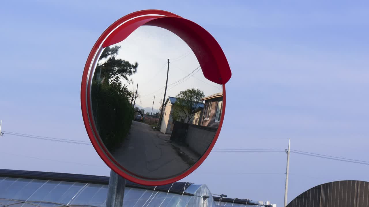 toma de lapso de tiempo del espejo de la curva de tráfico en asia