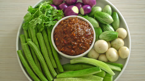 pasta de chile de pescado fermentado con verduras frescas - estilo de comida saludable