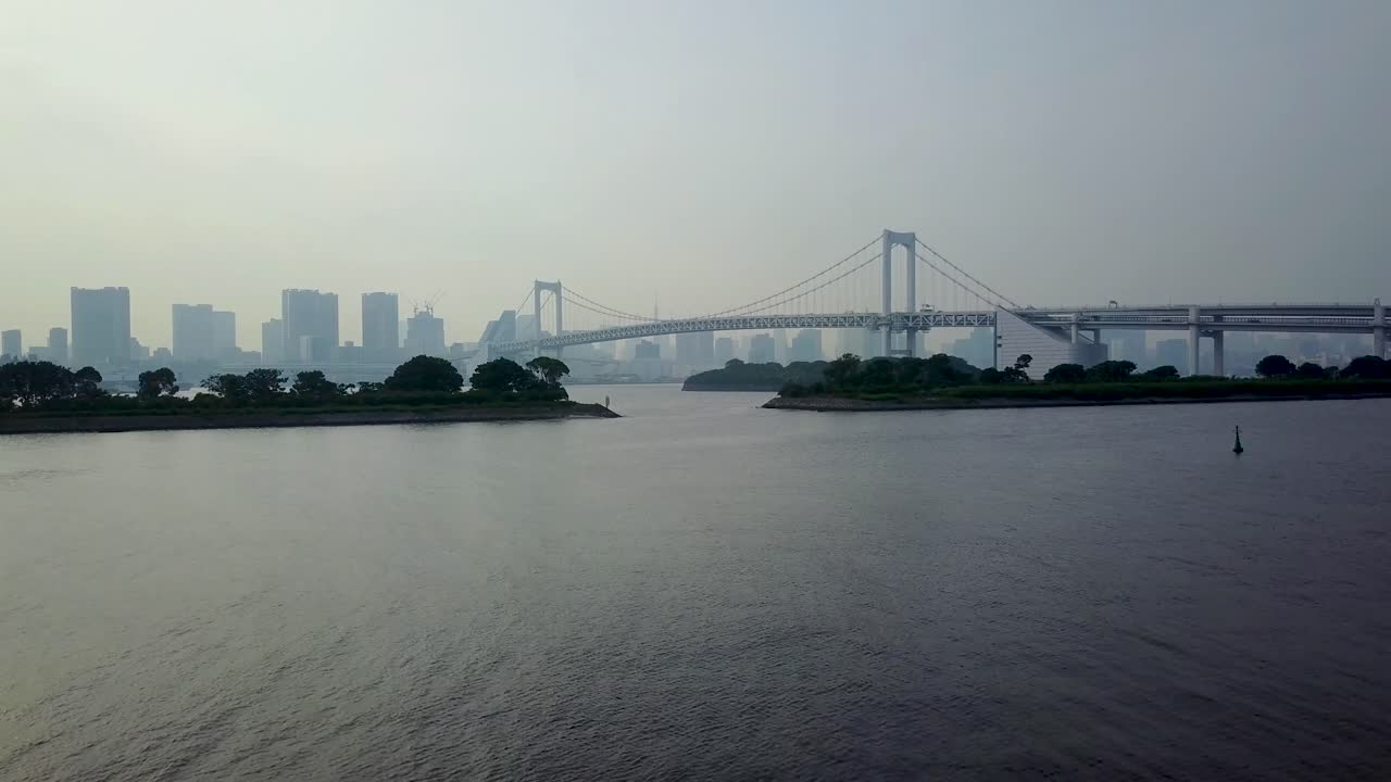 레인보우 브릿지로 곧장 물 위를 날아가는 근접 비행