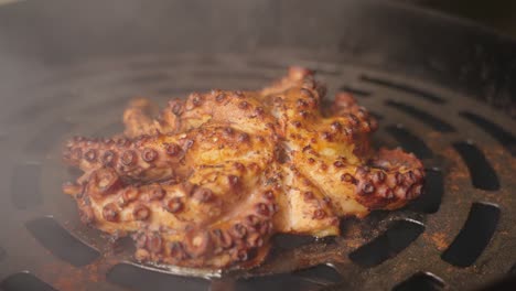 파이핑 뜨거운 그릴에 황금빛 갈색 숯불구이 연기가 자욱한 맛 문어의 영화 클로즈업 샷