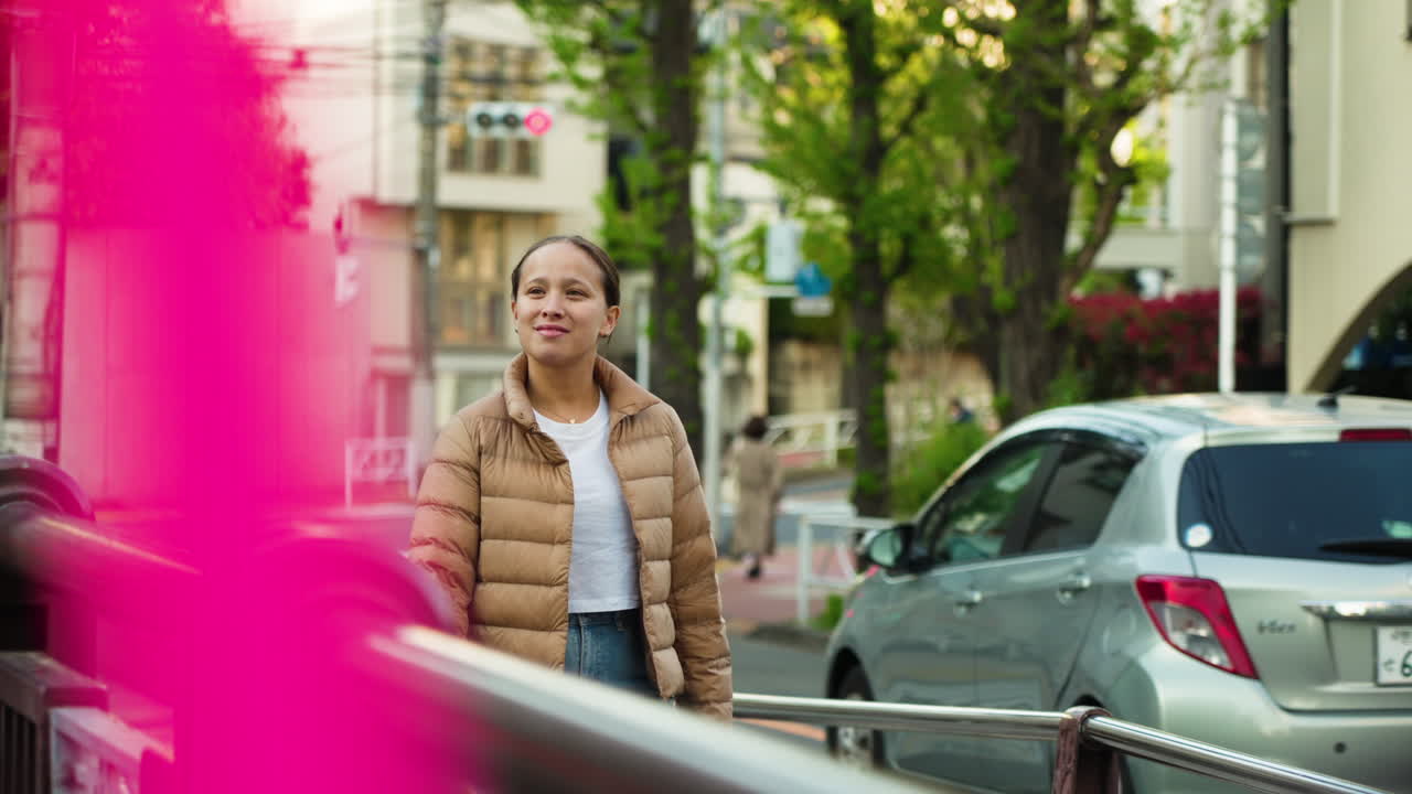 오사카 시내를 돌아다니는 여성 관광객의 슬로우 모션 촬영