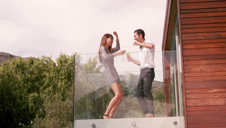una pareja feliz bailando juntos.