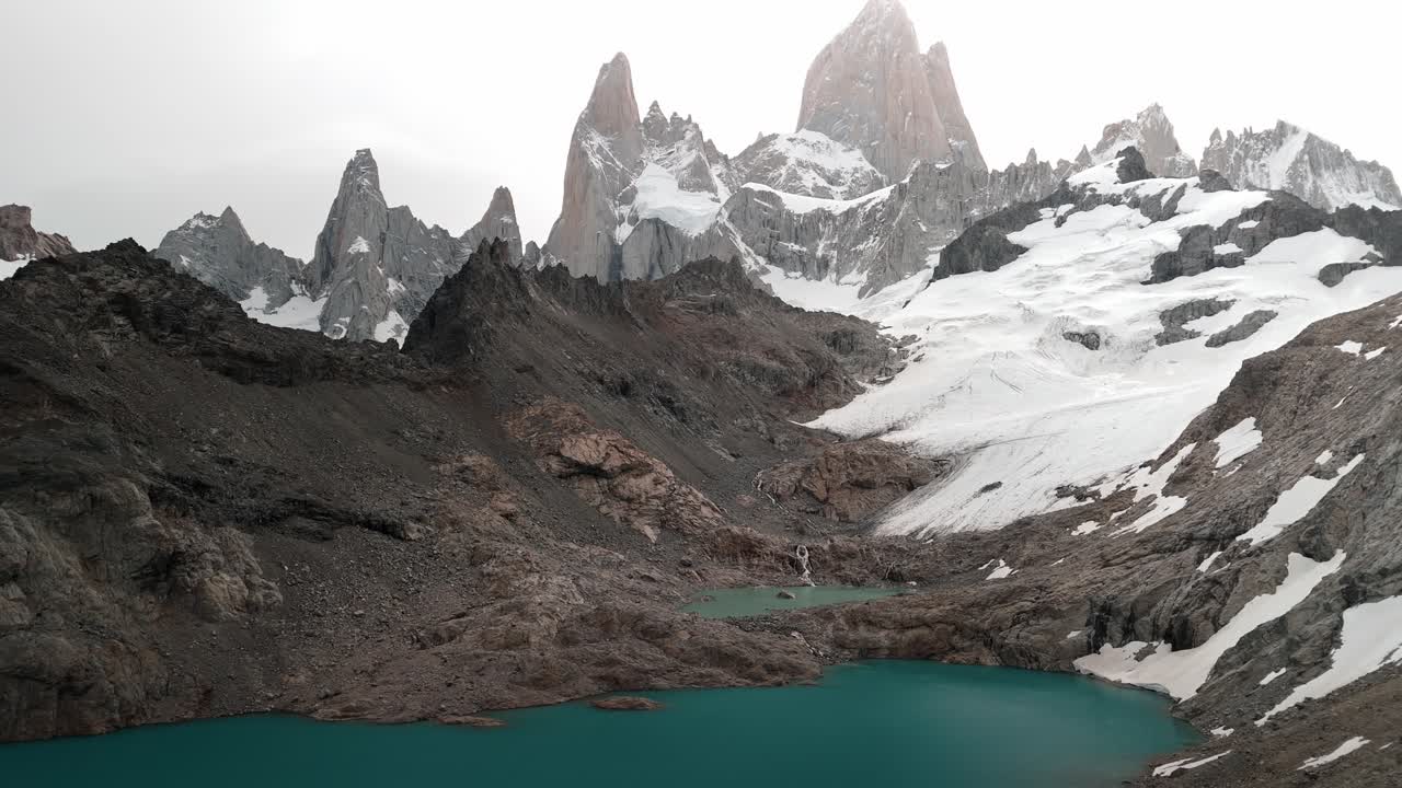 filmati con drone a fitz roy, la montagna più iconica dell'argentina