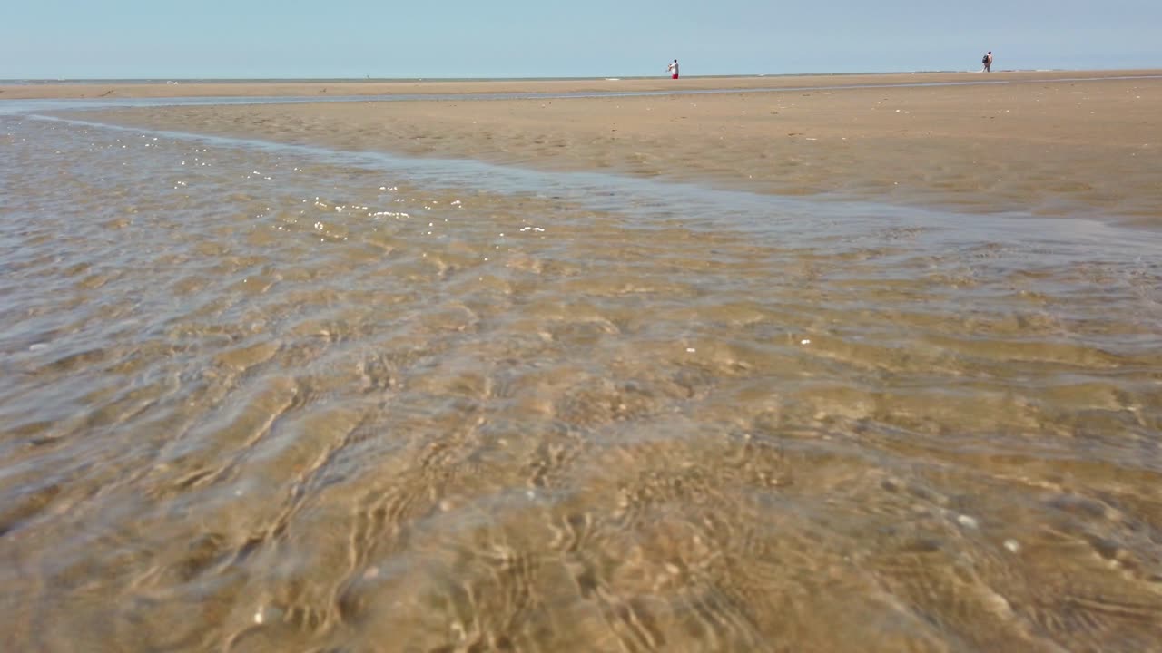 하얀 모래가 있는 해변의 맑은 물줄기