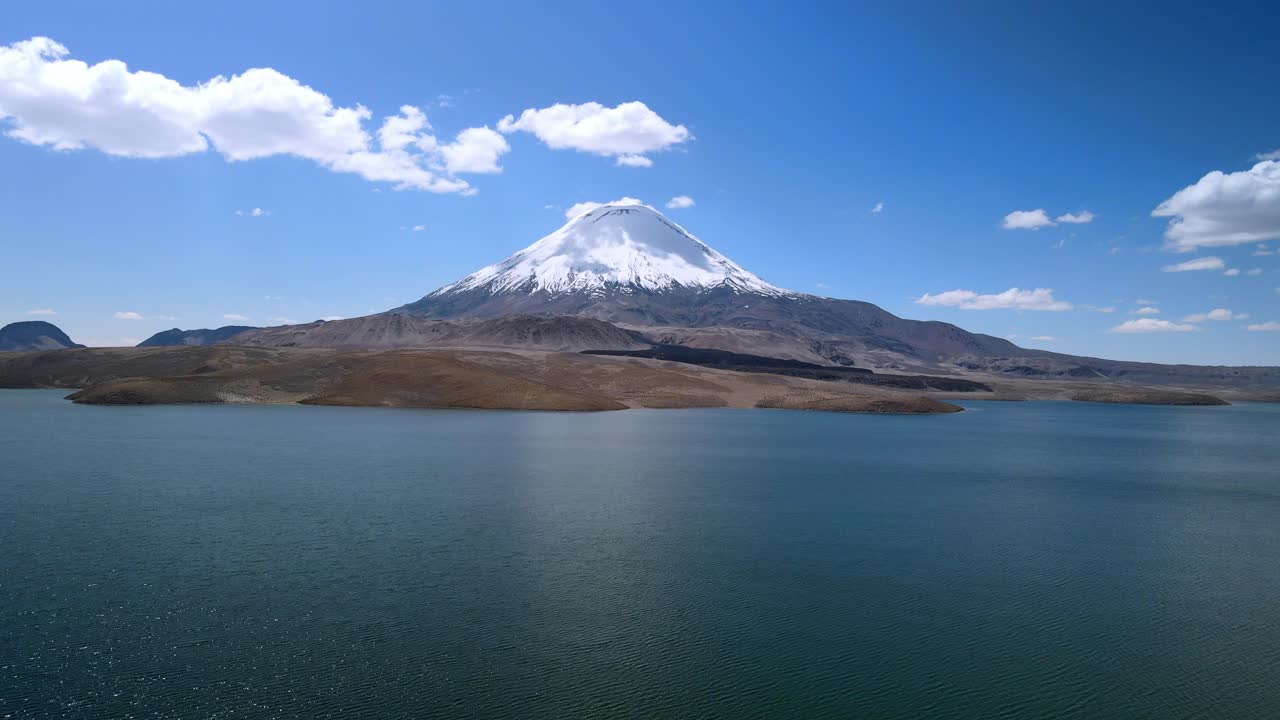 vista aérea sobre el lago chungara y el volcán parinacota, chile - dolly ascendiendo hacia adelante, disparo de avión no tripulado