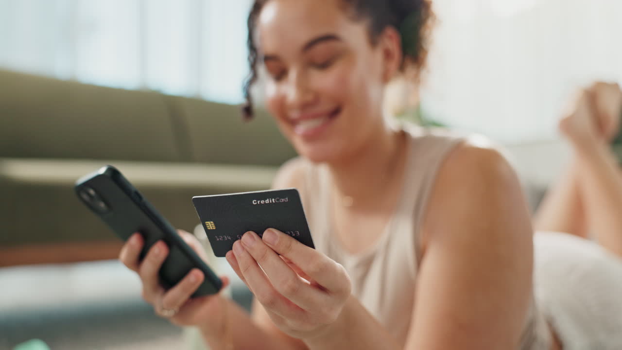 mujer usando teléfono y tarjeta de crédito en casa