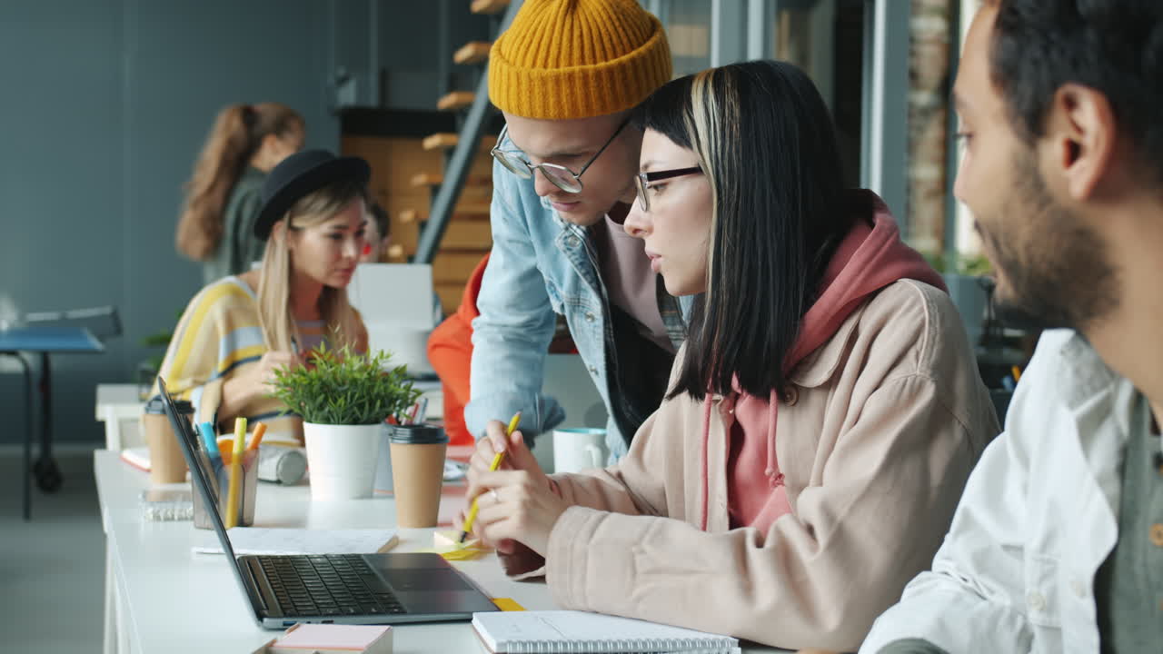 현대적 인 사무실 에서 팀 협업
