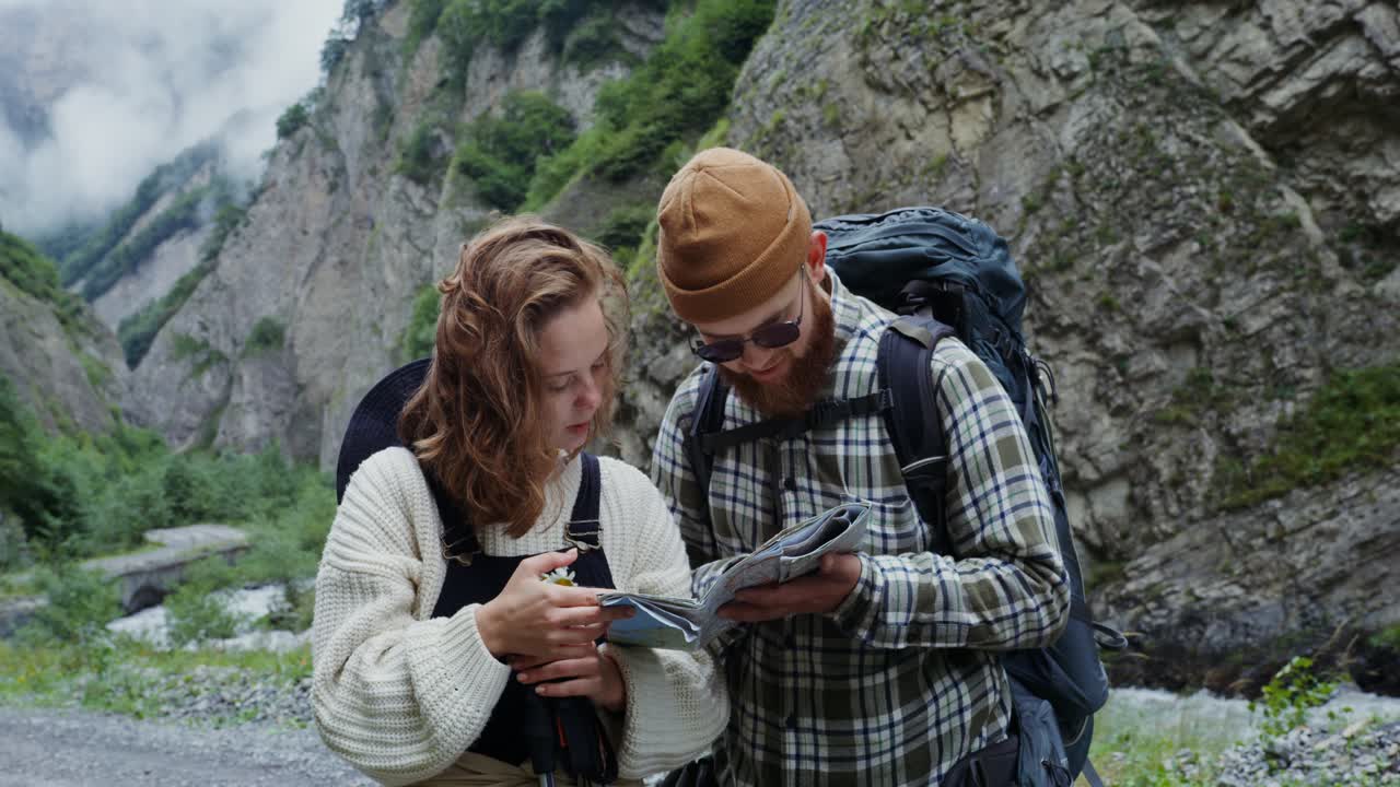 Туристы, проверяющие карту в горной долине