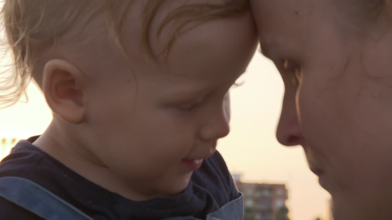 Mamma affettuosa con bambino felice all'aperto