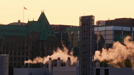 Edificio-De-Justicia-Y-Banco-De-Canadá-Temprano-En-La-Mañana-Con-Un-Telón-De-Fondo-Del-Amanecer-Y-Vapor-En-Primer-Plano