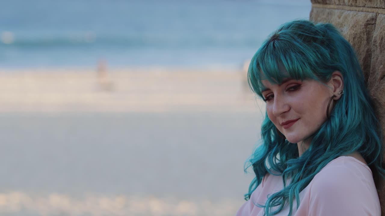 매혹적인 파란 머리 젊은 여자, 벽, 해변, 복사 공간 - slomo