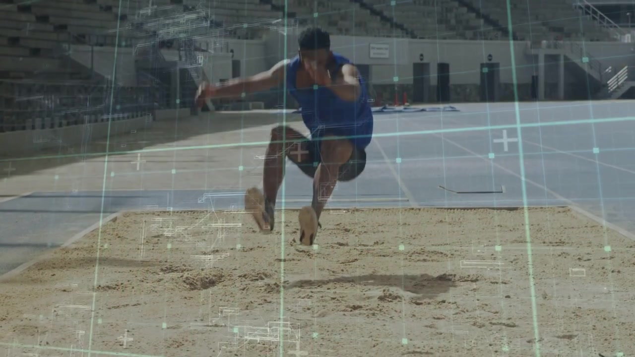 Atleta in fase di salto: rincorsa, stacco, volo e atterraggio nella fossa di sabbia, con tracciamento dati sportivi