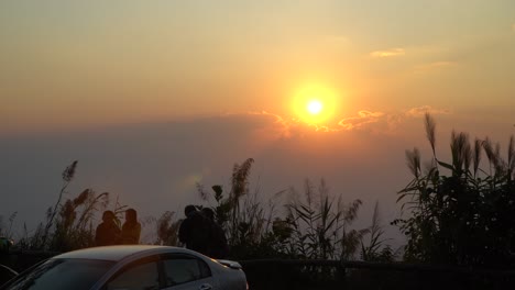 Sunset-with-bystanders-in-Chiang-Mai,-Thailand