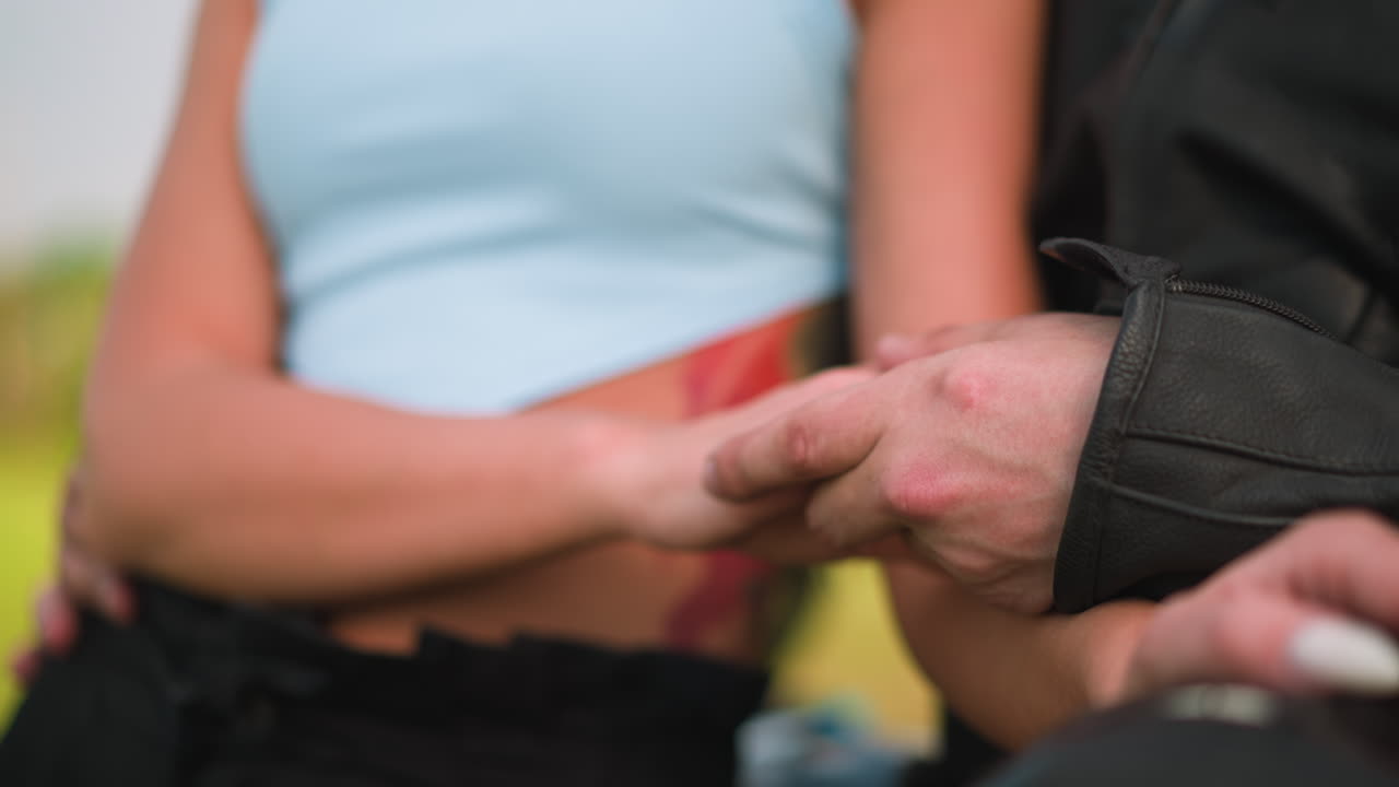 hombre y mujer enamorados se dan la mano sentados juntos en una cita