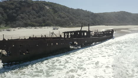 Drone-Orbitando-Lentamente-El-Naufragio-Abandonado-De-Ss-Maheno,-Varado-En-La-Costa-De-La-Isla-Fraser-En-Australia