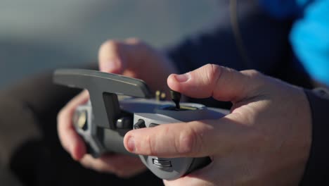 manos sosteniendo la unidad de control del dron. disparo de primer plano