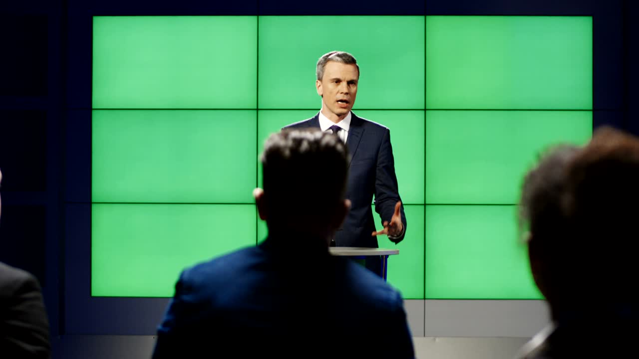 Vista da dietro un team di produzione in uno studio
