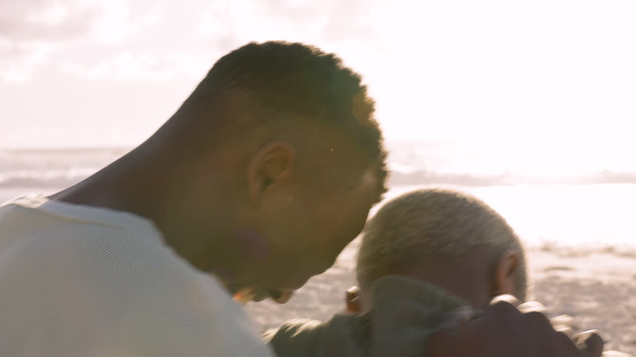 pareja negra, el amor y la risa en una playa