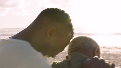 pareja negra, el amor y la risa en una playa