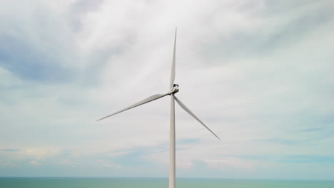 Sistema-De-Turbina-Eólica-Con-Fondo-De-Cielo-Azul-Limpio-Y-Neutro,-Generador-De-Energía-Renovable-En-Parque-Eólico-Costero-Marino