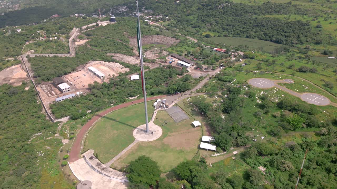 Langsom luftoptagelse af det vajende flag for Mexicos Uafhængighedserklæring over Iguala.