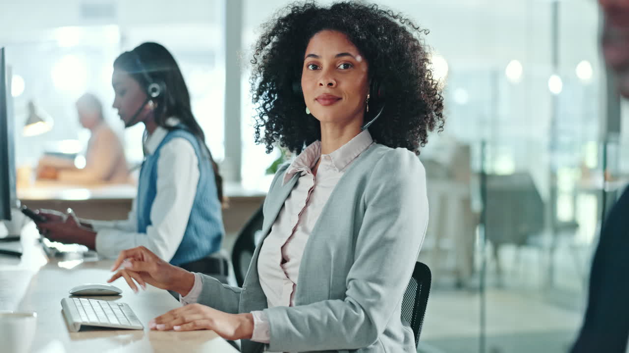 Donna, viso e cuffie al call center