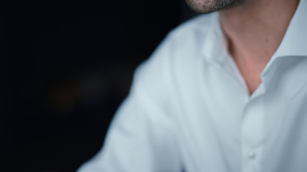 사무실에서 노트북을 사용하는 사업가의 손. 노트북 컴퓨터에서 일하는 관리자