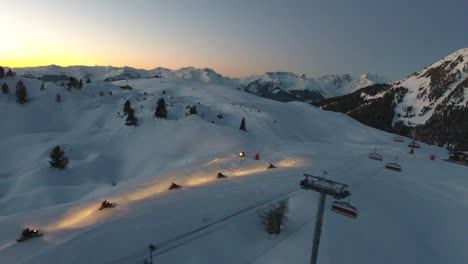 Motos-De-Nieve-En-Los-Alpes-Franceses-En-Drone.-Hora-Del-Atardecer-Montañas-Nevadas