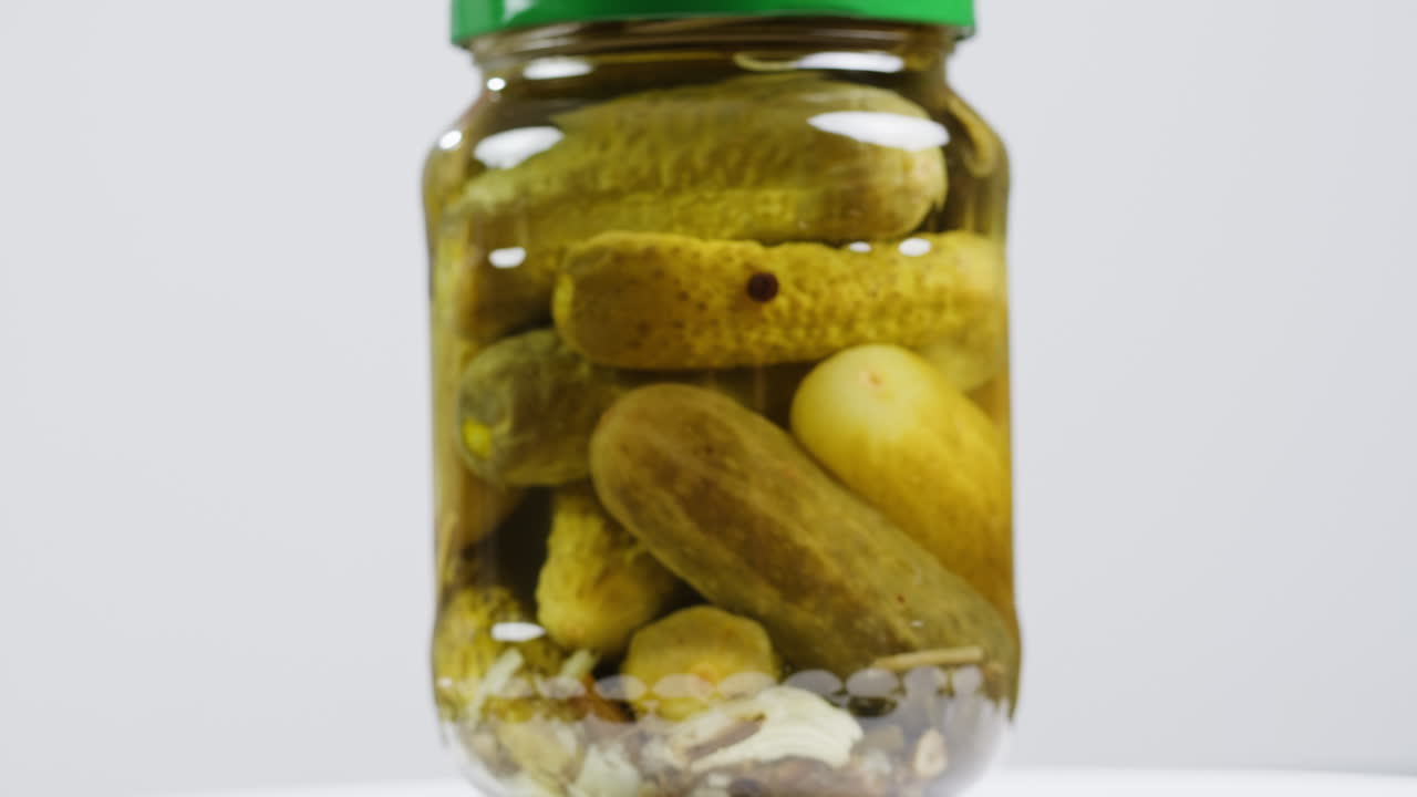 유리병에 절인 오이