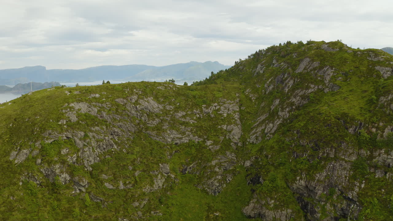 vista aérea del paisaje natural de los acantilados de maaloy en la isla vagsoy en el condado de vestland, noruega