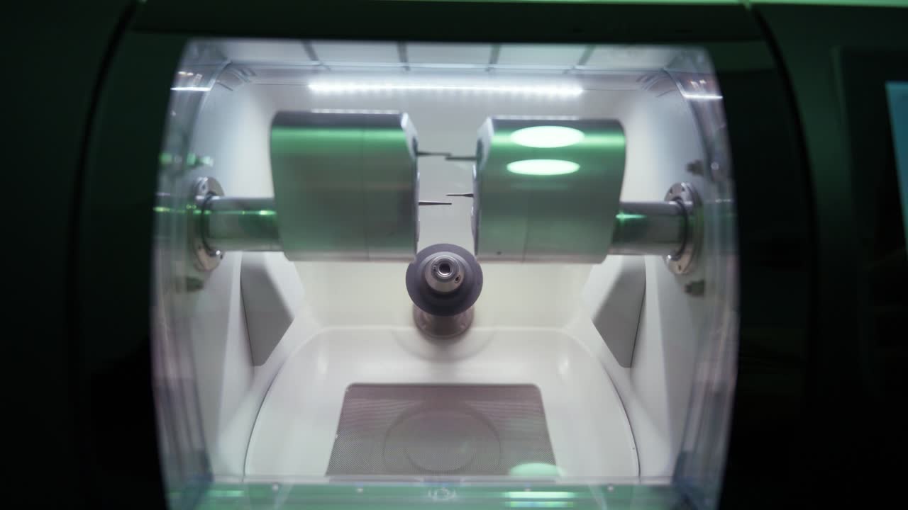 Fresadora Dental Operando en un Laboratorio