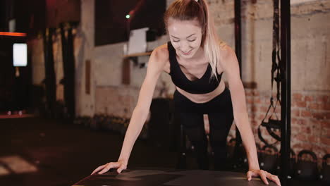 Cámara-Lenta-De-Mujer-Joven-Delgada-Haciendo-Flexiones-Durante-El-Entrenamiento-Físico-En-El-Gimnasio