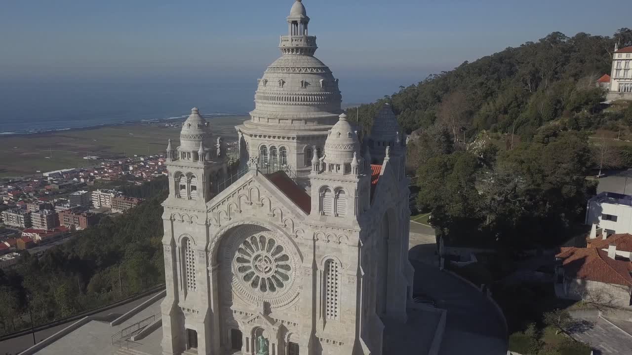 paisaje aéreo de viana do castelo y la catedral de santa luzia, portugal