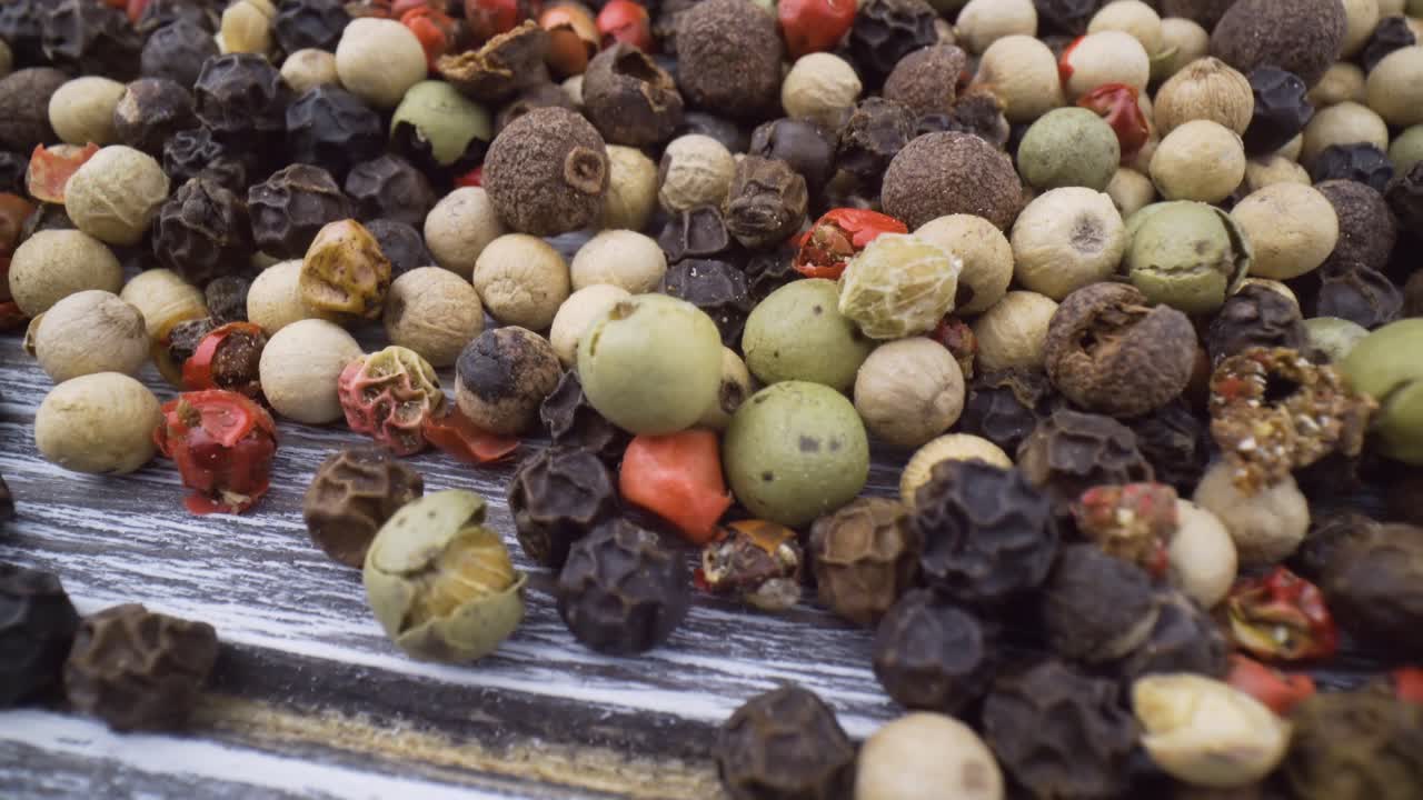 매크로 클로즈업 혼합 후추  ⁇ 어리. 건조 혼합 후추  ⁇ 어리 클로즈업