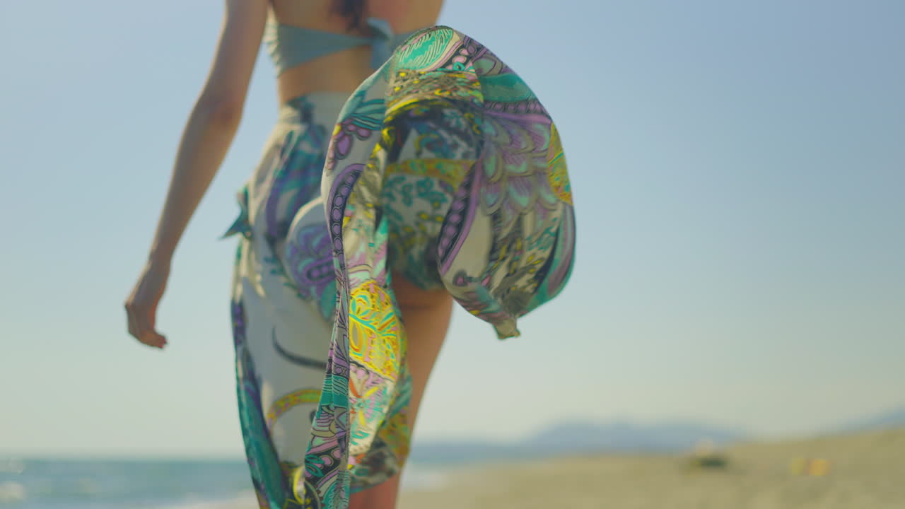 흐르는 치마를 입은 해변에 있는 여자