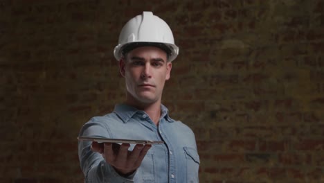 arquitecto masculino sosteniendo una tableta