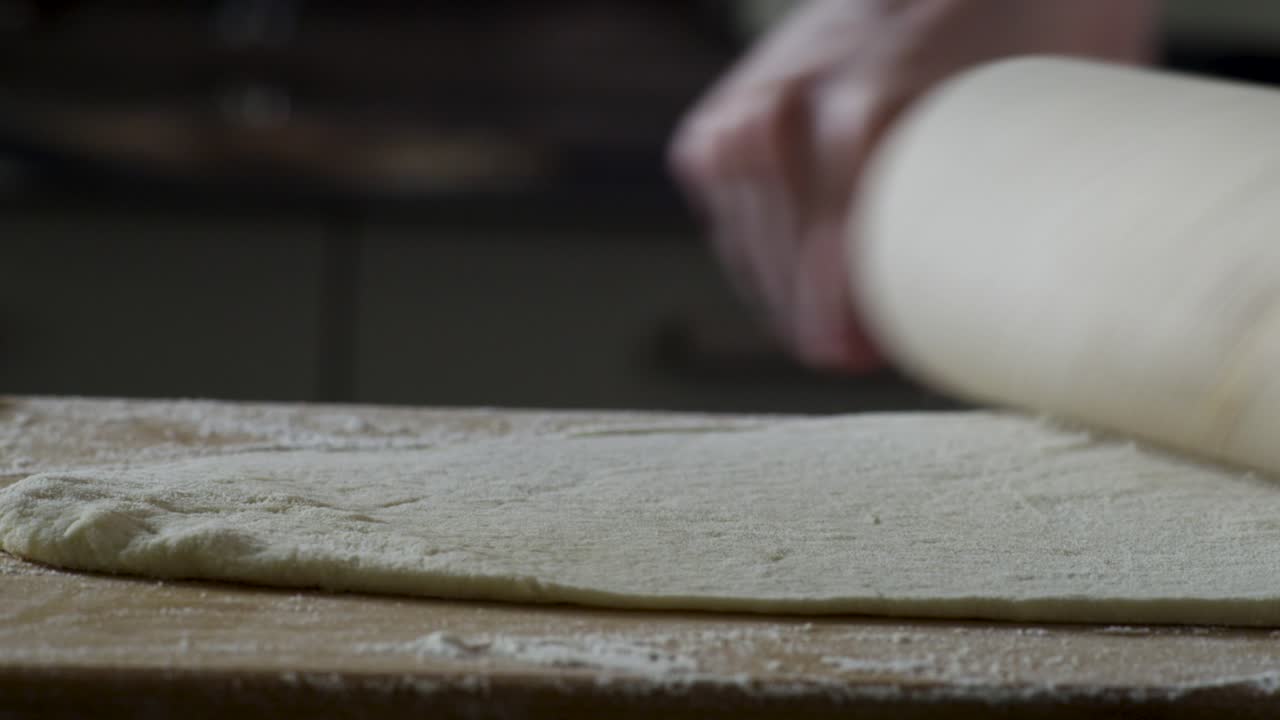 롤링 핀으로 반죽을 굴리는 것