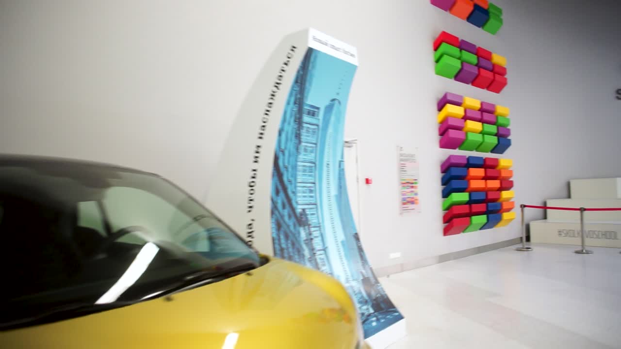 현대 미술관과 로비에 사람들이 있습니다.