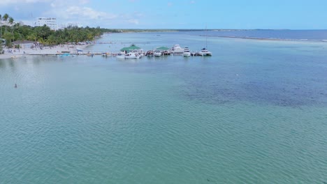 Toma-Frontal-De-Playas-Turísticas-En-Boca-Chica,-República-Dominicana.