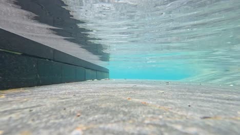 vista bajo el agua de la piscina