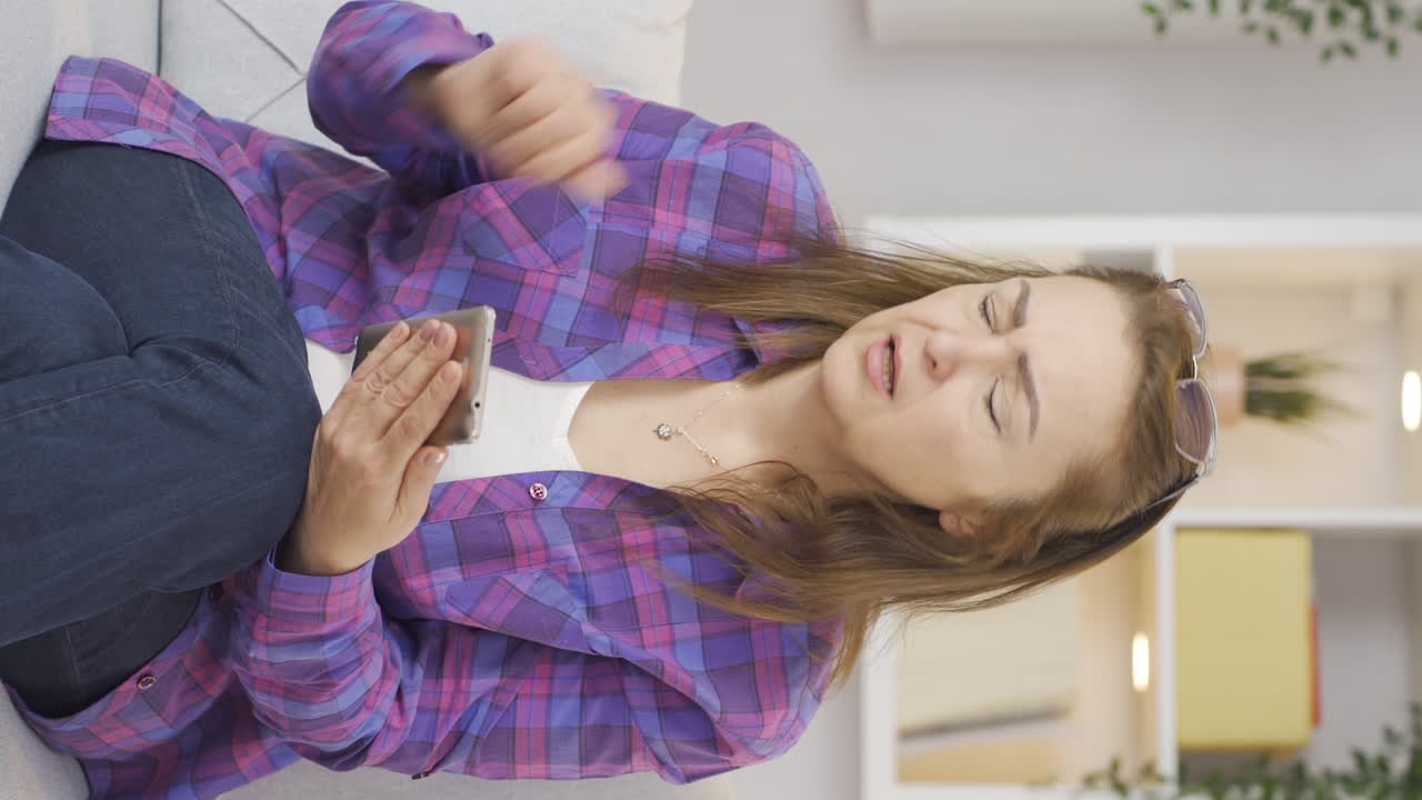 vídeo vertical de la mujer que recibió malas noticias por teléfono.