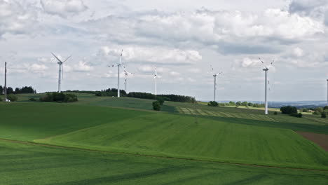 Drohnenflug-über-Einer-Windkraftanlage-In-Deutschland