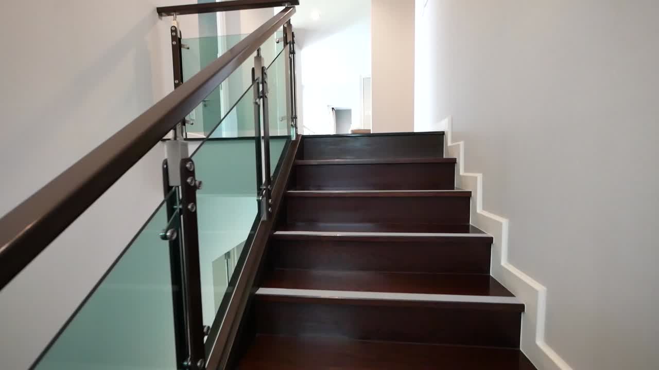 diseño moderno y elegante de la plataforma de la escalera del hogar