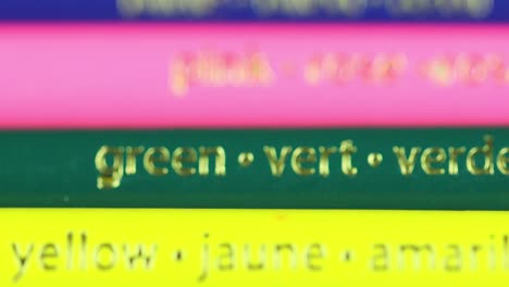 lápices de colores con nombres de colores tallados en oro en inglés, francés y español.