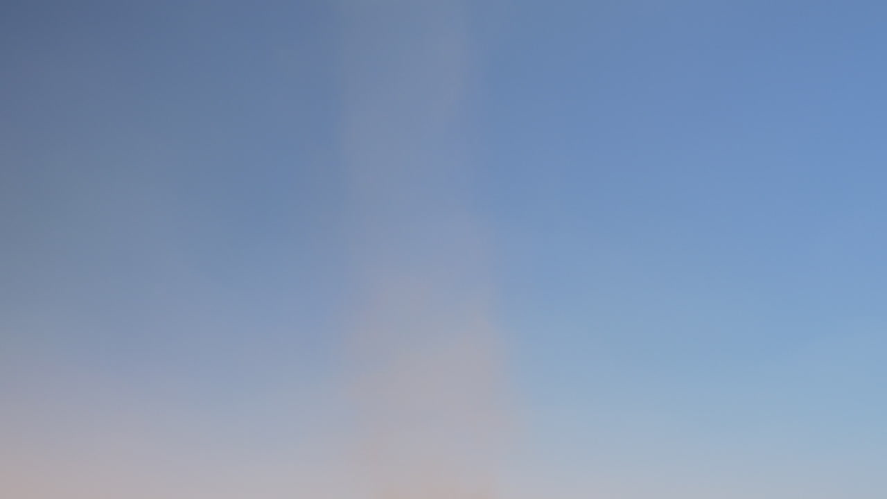 느린 동작으로 모로코 사막에 있는 먼지 악마의 틸트 샷