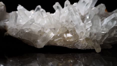 muchos cristales intrincados y bien formados hacen de este espécimen de cuarzo
