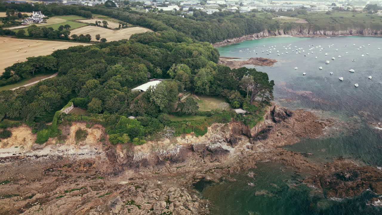 área de arco hacia abajo de un castillo en ruinas con una gran carpa blanca en la costa del océano
