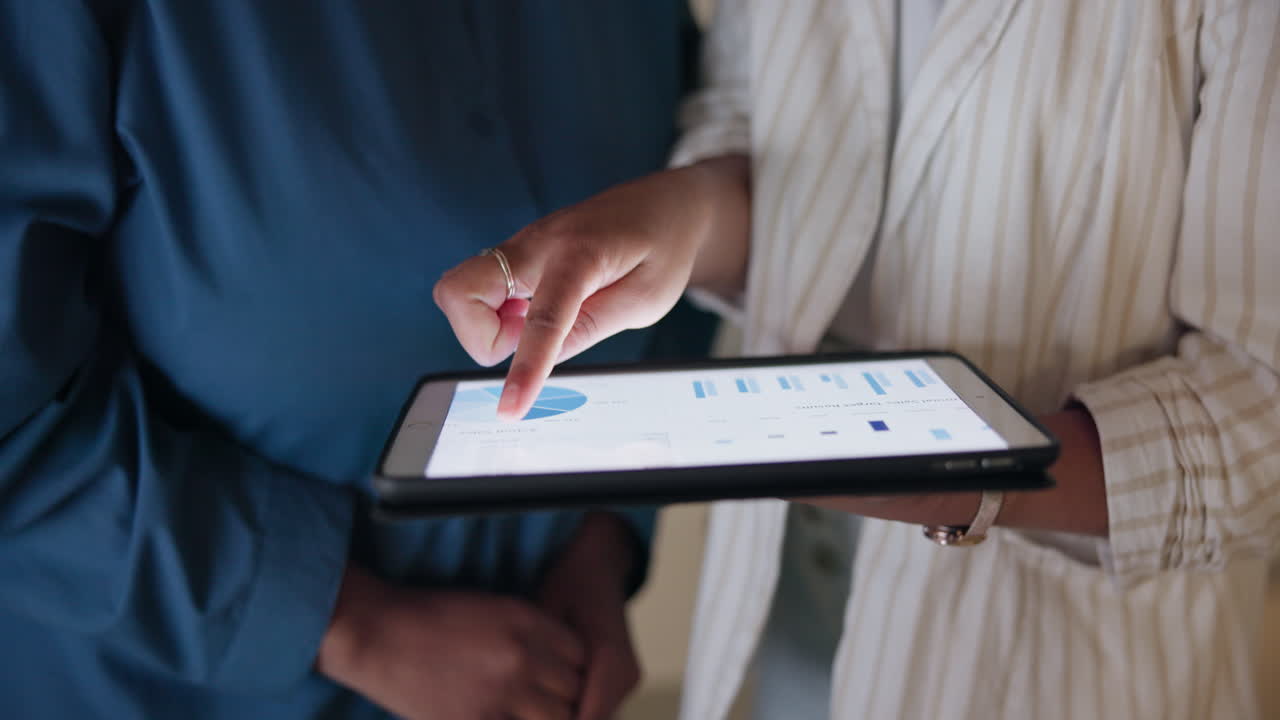 tableta, gráfico y gente de negocios manos con datos