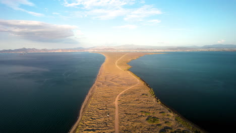 toma de drone de la vista frontal de las dunas de mogote en baja california sur mexico